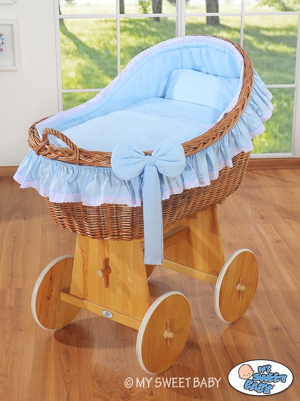 Mozesmandje met blauw beddengoed