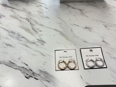 Stainless steel hoop with twist detail