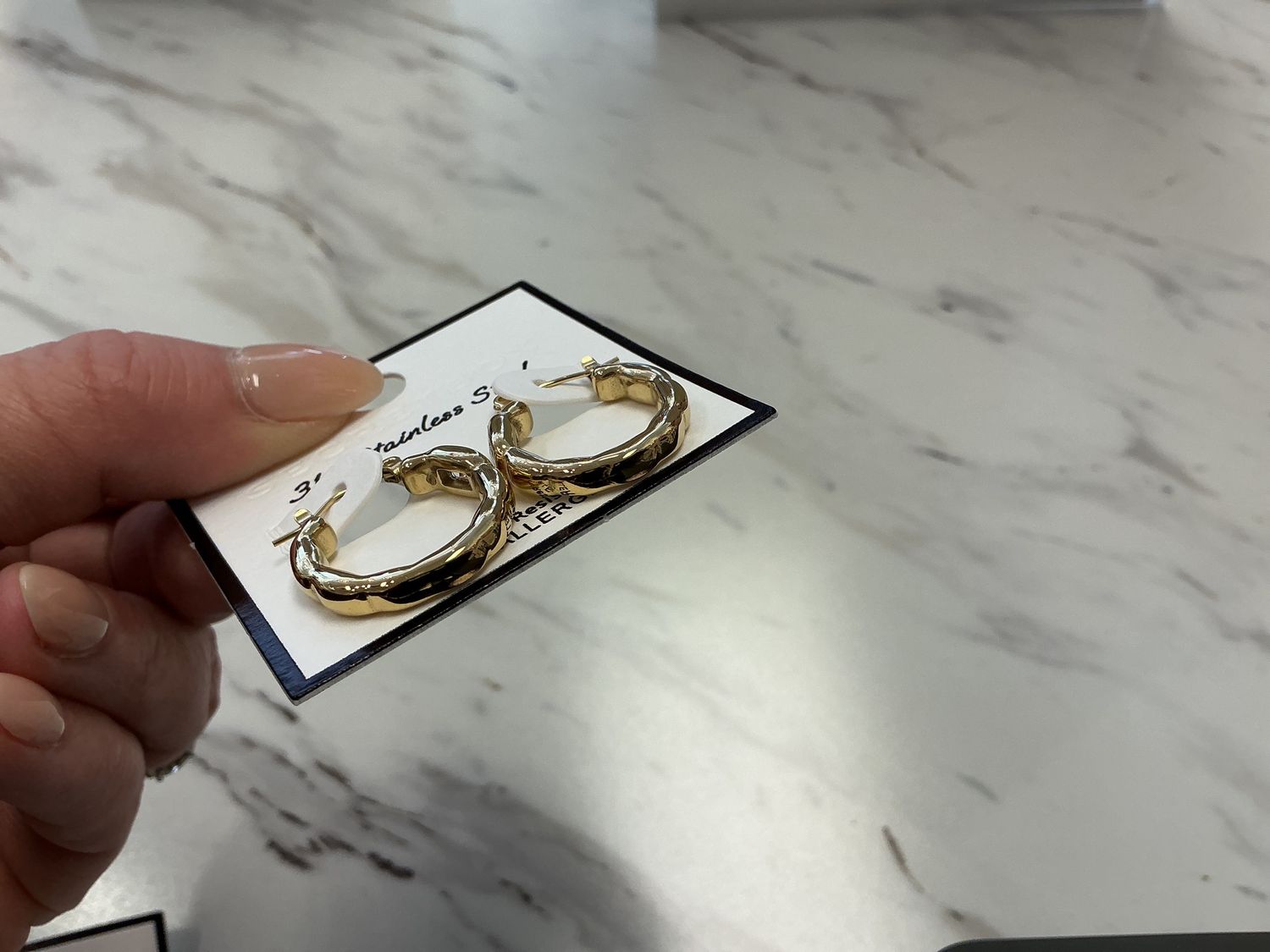 Stainless steel hoop with twist detail, Colour: Gold