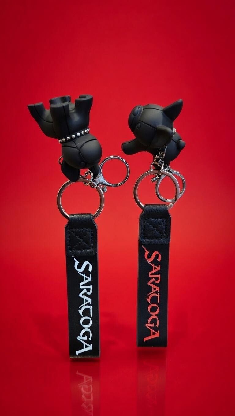 Pack de 2 llaveros "Dije" de cachorro con logo Saratoga