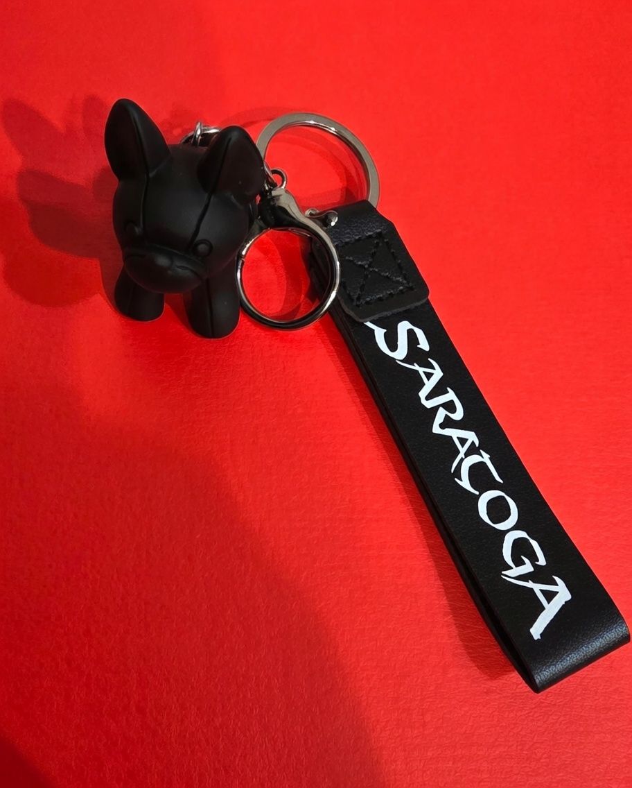 LLAVERO DIJE CACHORRO LOGO SARATOGA