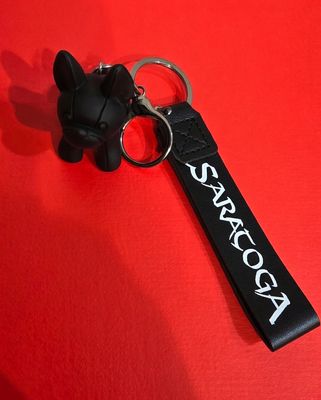 LLAVERO DIJE CACHORRO LOGO SARATOGA