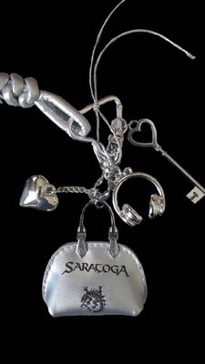 Llavero, "Dije" para bolso con logo Saratoga