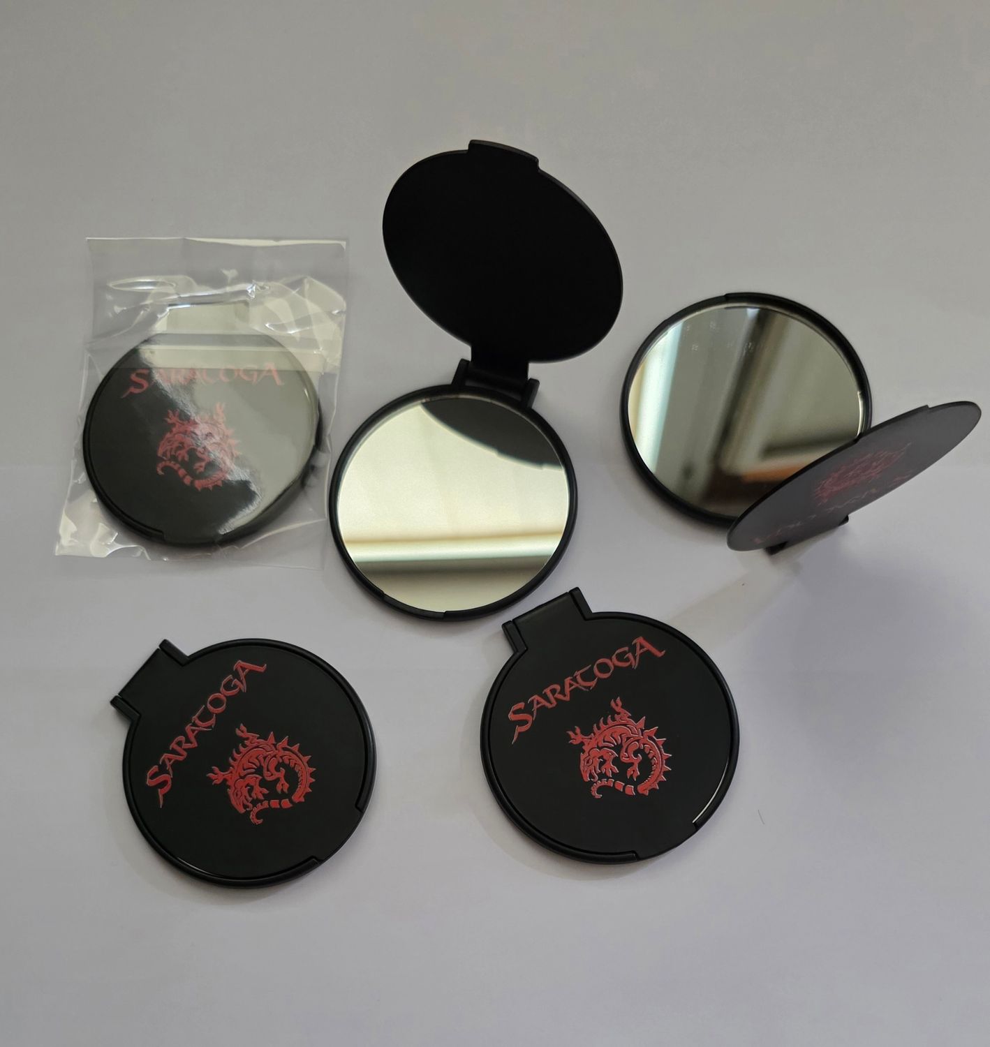 ESPEJO DE BOLSO LOGO SARATOGA