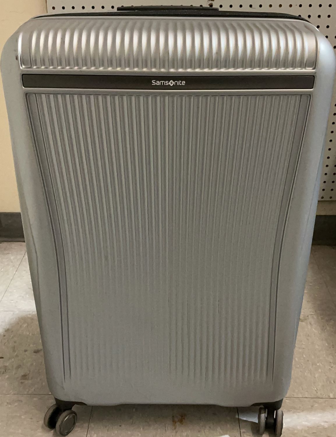 Samsonite Silver Hardside Spinner Luggage – Medium Size –