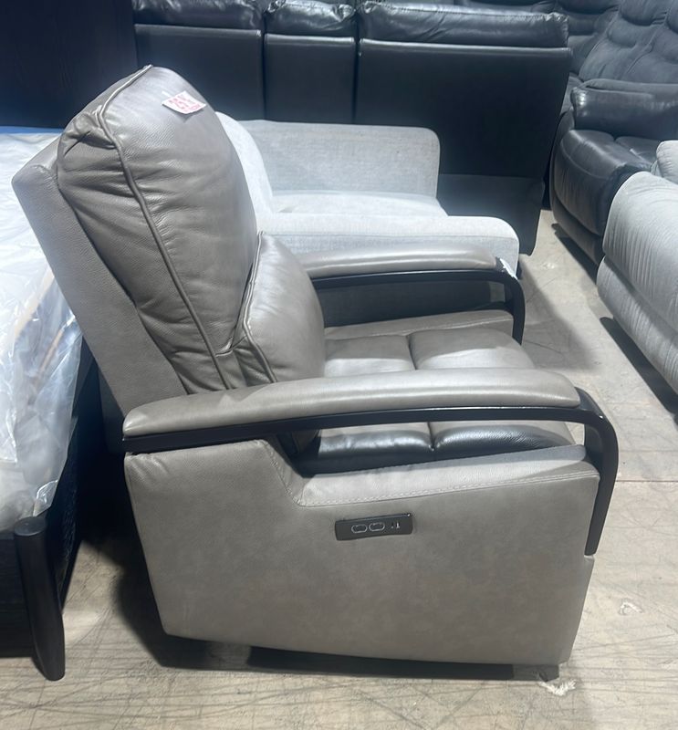 Shayne Leather Power Recliner with Power Headrest Item 1646064 | Model 1646064