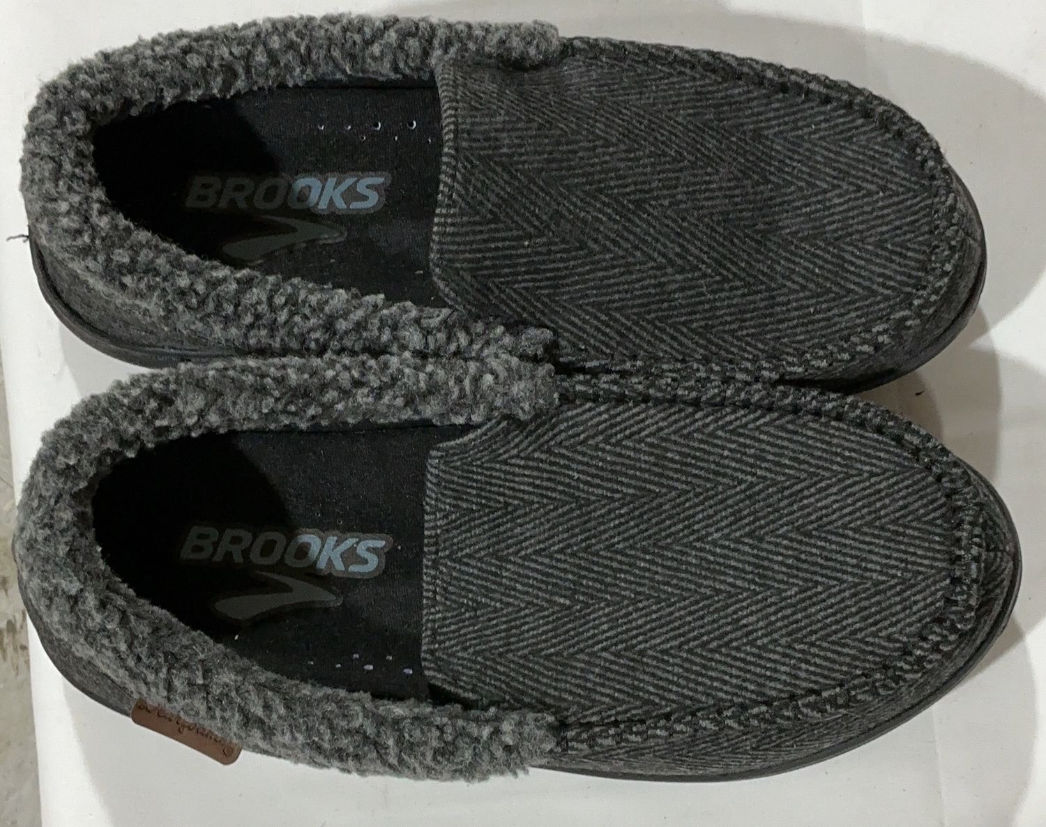 Brooks Men’s Cozy Slip-On Slippers – Gray Herringbone size M(9-10)