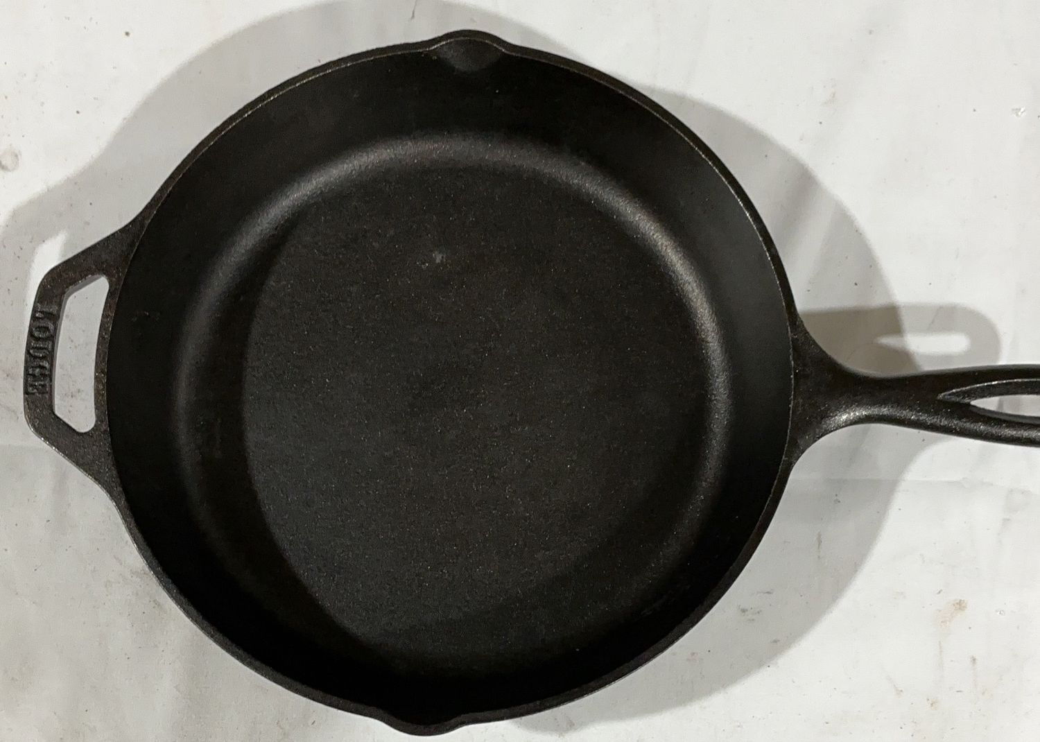 Lodge Cast Iron Skillet with Assist Handle – Pre-Seasoned-Used