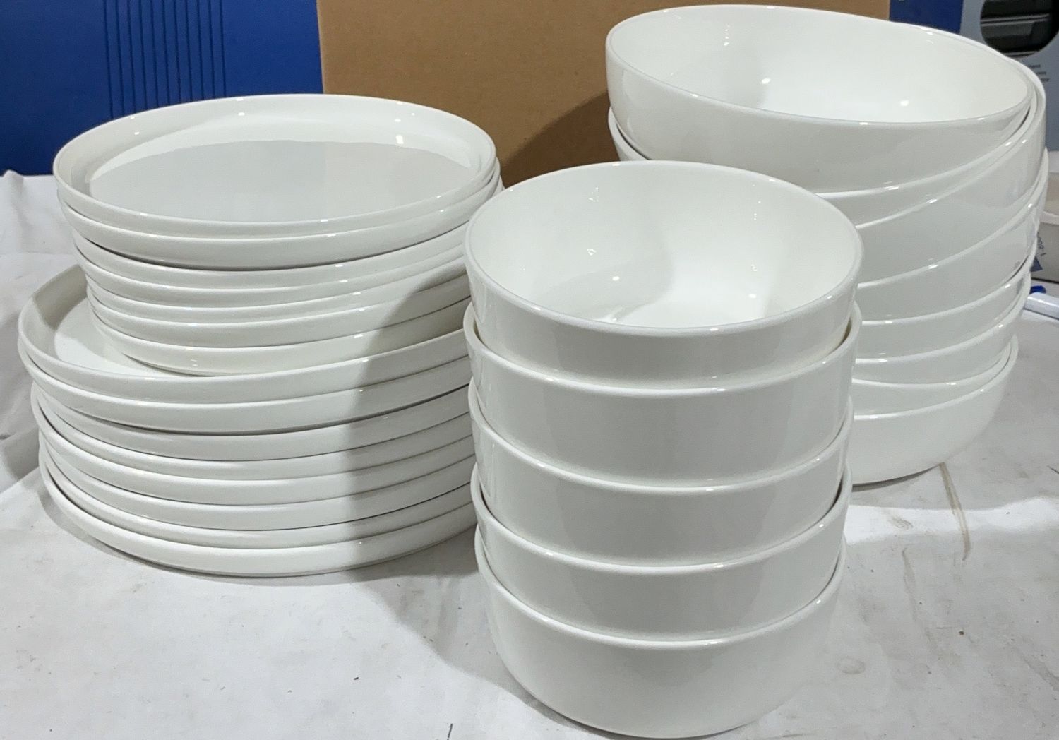 MIKASA 28PC BONE CHINA - 6494173 - 6494173 - 23 open box
