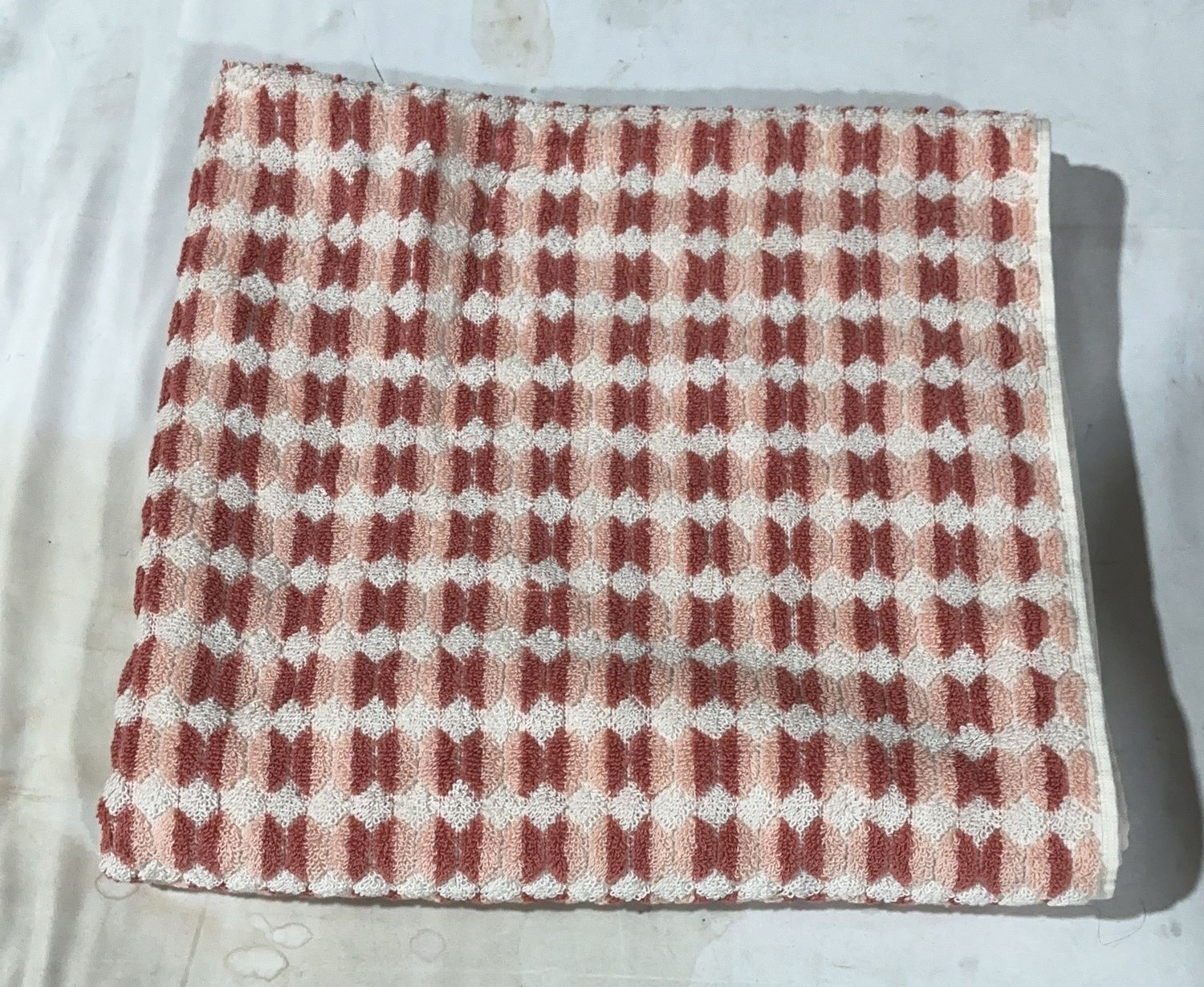 Premium DOTTED STRIPED BATH TOWEL – Durable, Modern Design, High-Quality Construction | Model Standard Model | Item #1796231 | 137-OPEN BOX