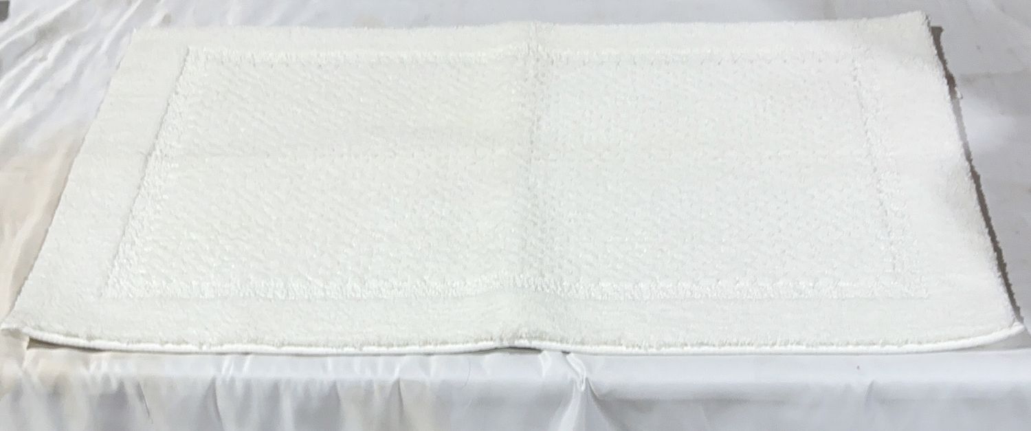 Premium PI BATH MAT WHITE/GRAY – Durable, Modern Design, High-Quality Construction | Model Standard Model | Item #1890403 | 355-OPEN BOX