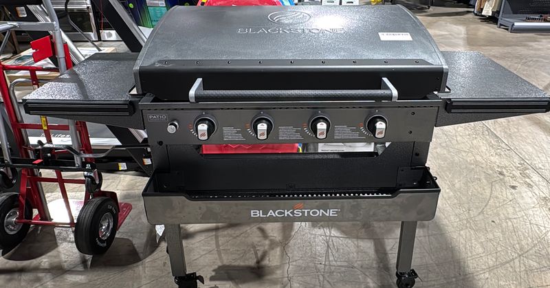 Blackstone 36” Omnivore Griddle with Hinged Hood and Soft Cover Item 1934226