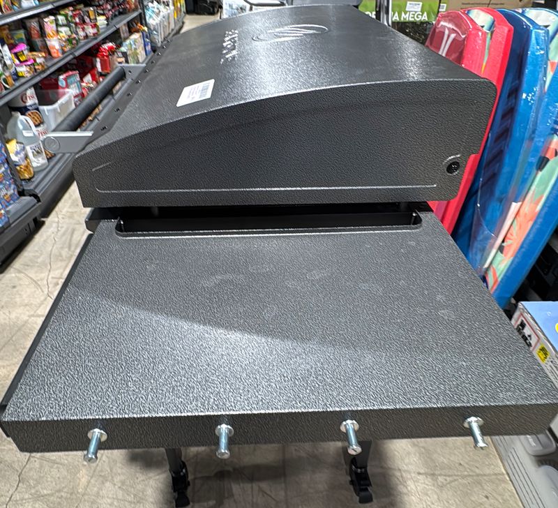 Blackstone 36” Omnivore Griddle with Hinged Hood and Soft Cover Item 1934226