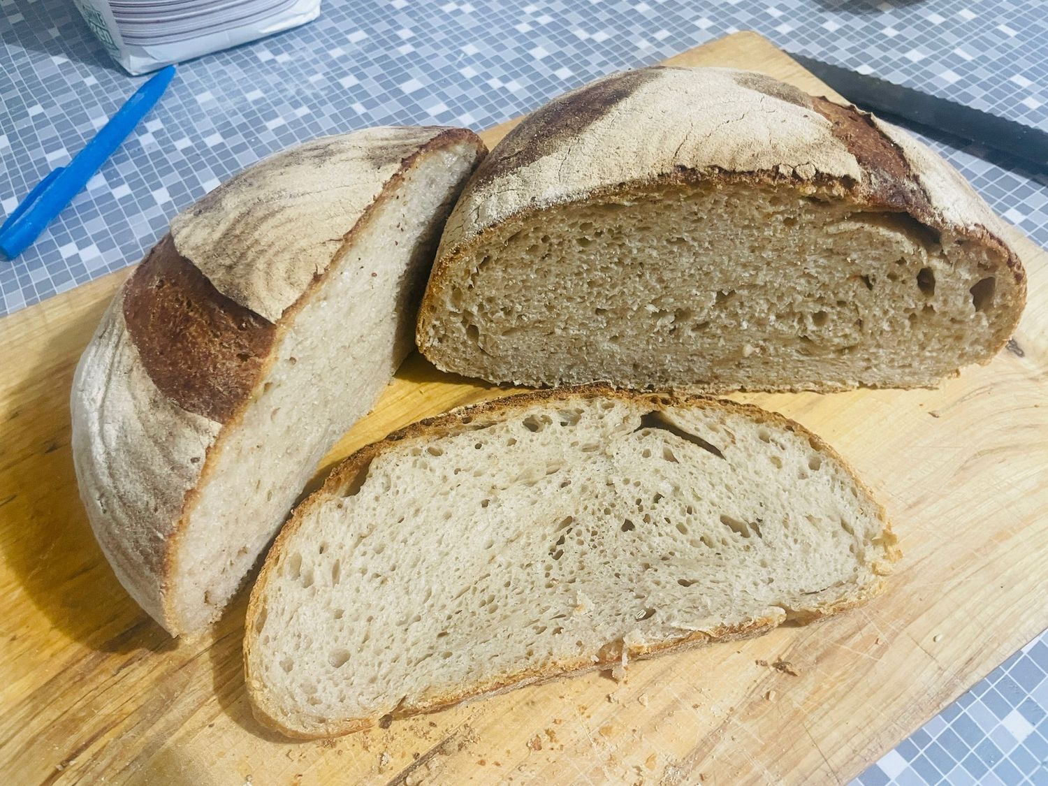 Weizen Sauerteigbrot + Altbrot + getrocknetem Sauerteig