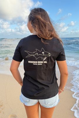 Nukumoi Wahine "moi" Tee