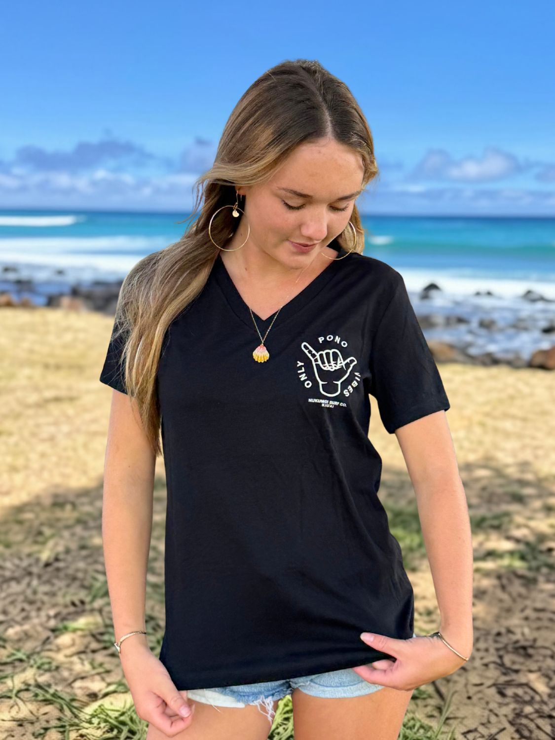 NUKUMOI WOM PONO VIBES V-NECK, Color: BLACK, Size: SM