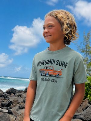 NUKUMOI YTH SURF TRUCK TEE