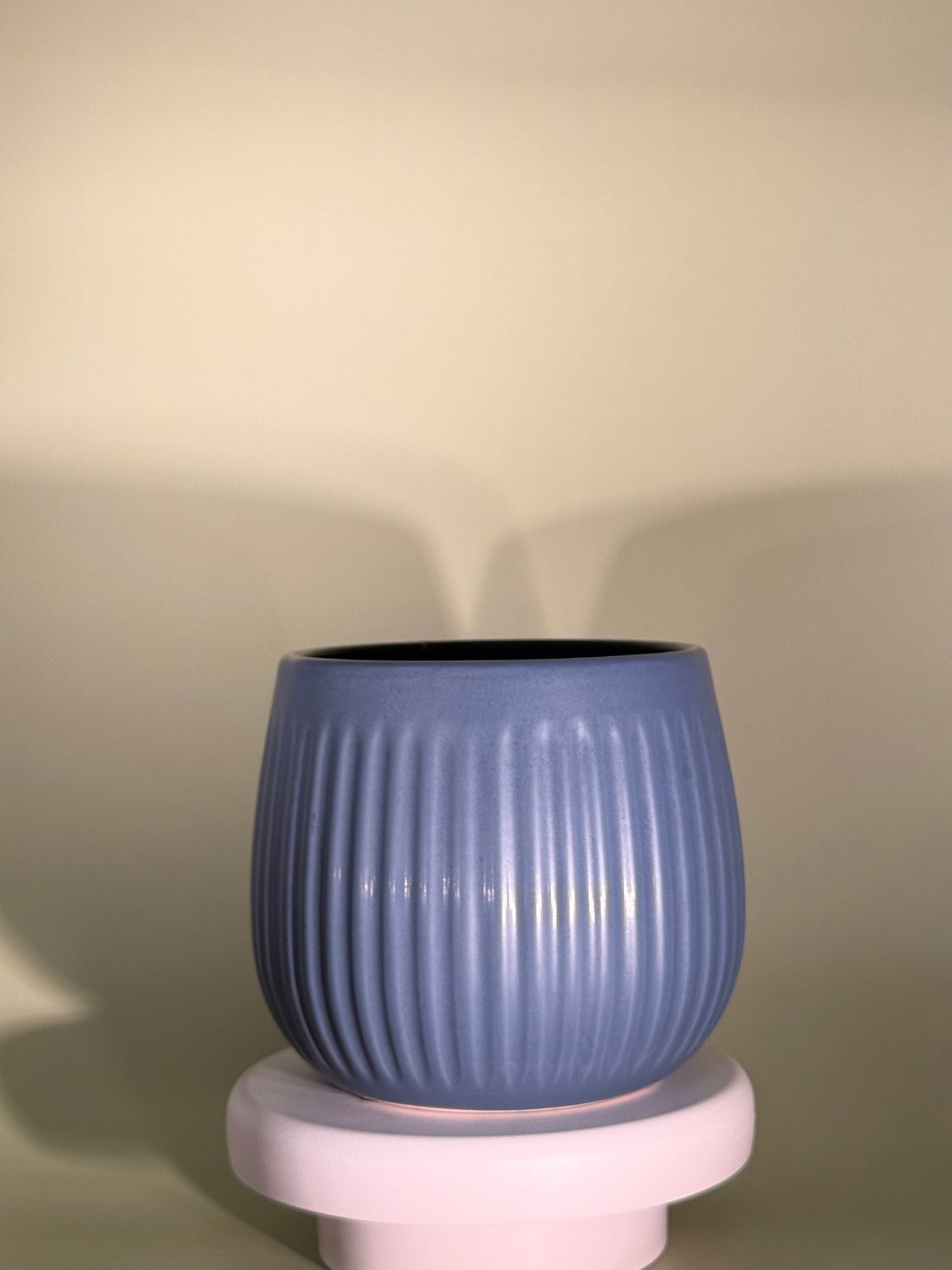 Osłonka ceramiczna niebieska z ryflowaniem