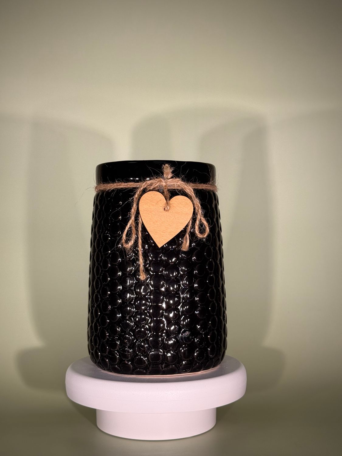 Osłonka czarna z wypukłymi łuskami i drewnianym serduszkiem