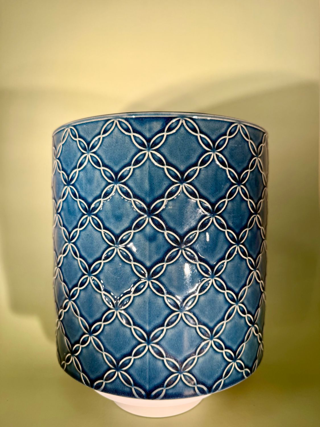 ​Osłonka ceramiczna granatowa z dekoracyjnym wzorem