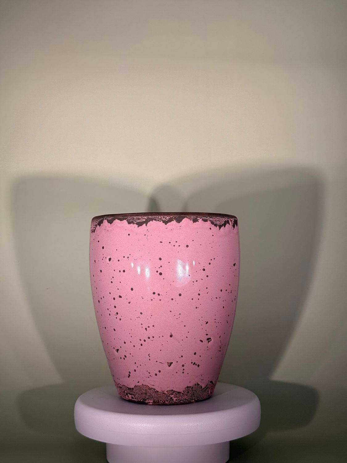 ​Osłonka ceramiczna różowa w szare kropki