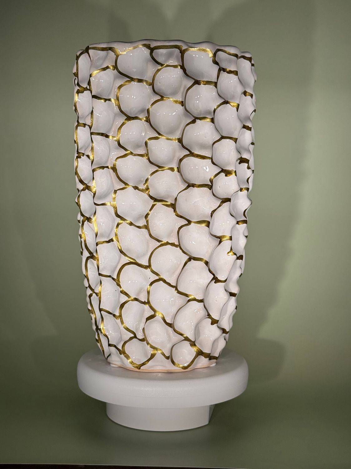 Wazon/osłonka ceramiczna biała ze złotymi elementami