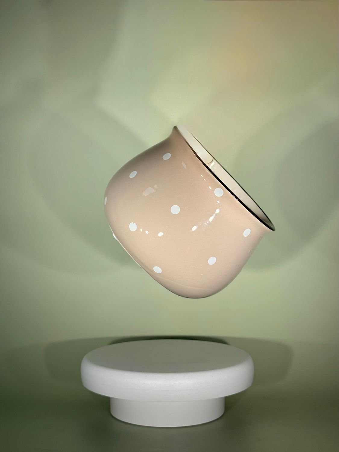 Osłonka ceramiczna beżowa w białe kropki