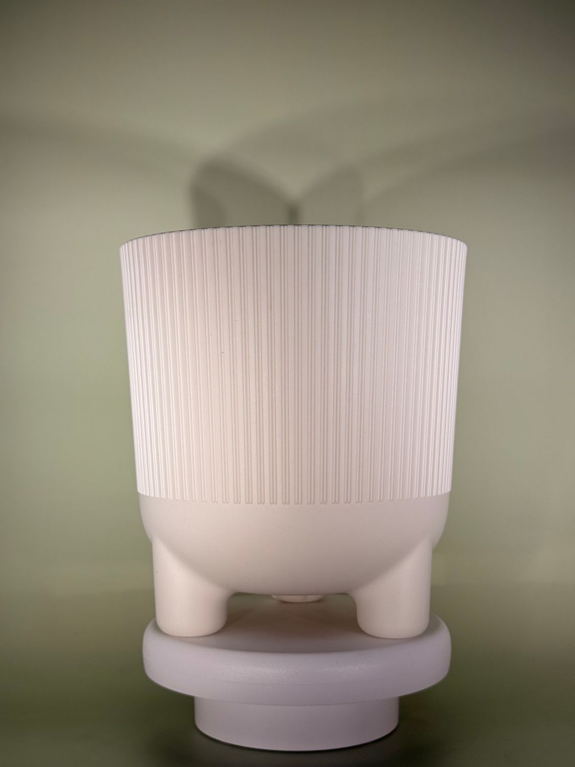 ​Osłonka plastikowa biała z nóżkami i ryflowaniem