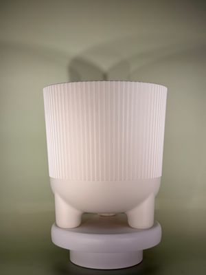 ​Osłonka plastikowa biała z nóżkami i ryflowaniem