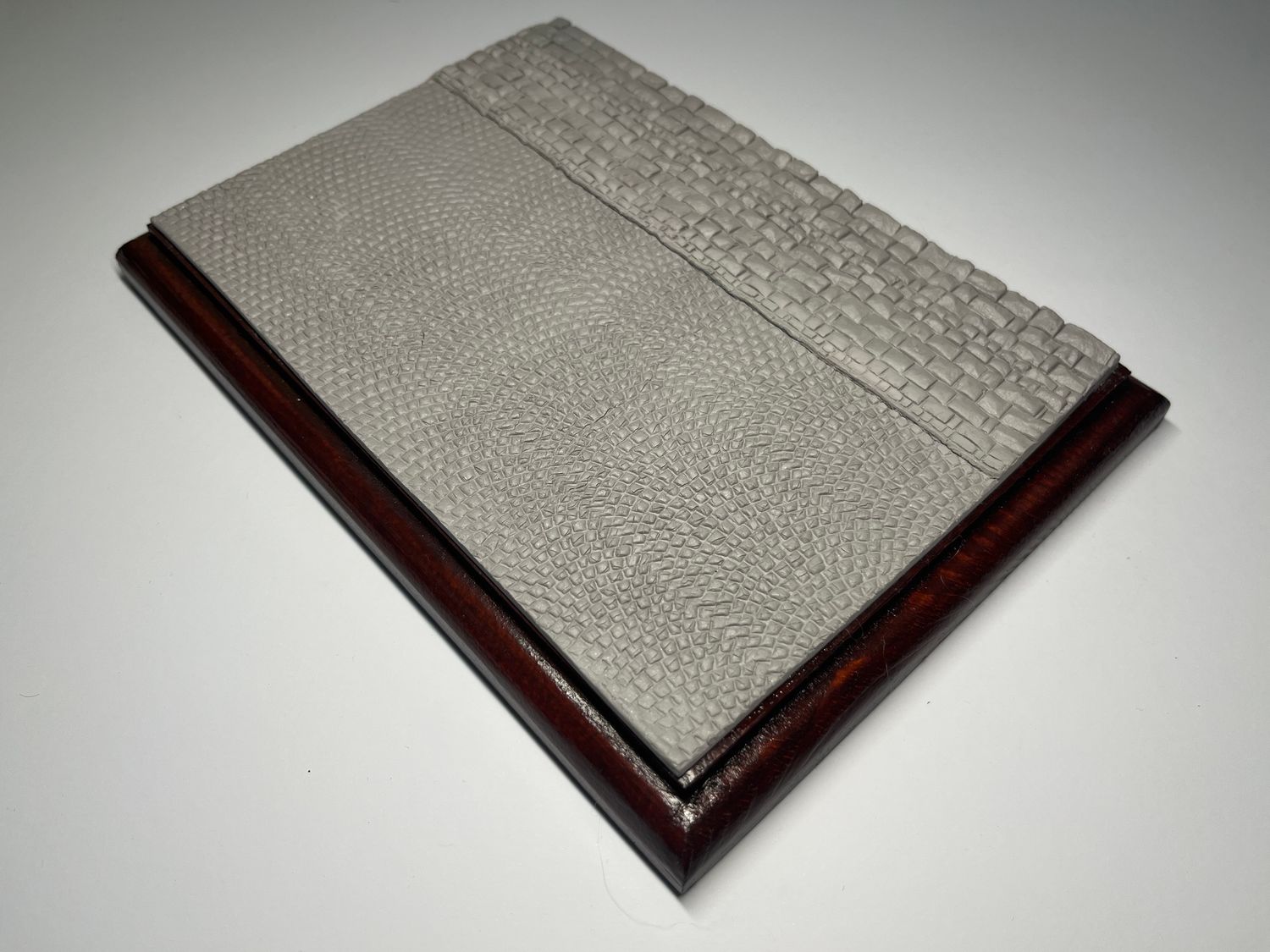 Podstawka dębowa Drewno &amp; Gips – Bruk – Prostokąt L | Mahoń | Frez zaokrąglony