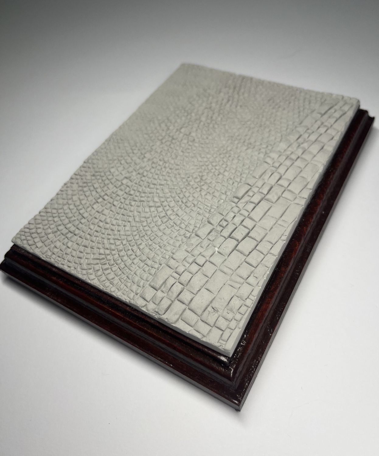 Podstawka dębowa Drewno &amp; Gips – Bruk – Prostokąt S | Mahoń | Frez klasyczny