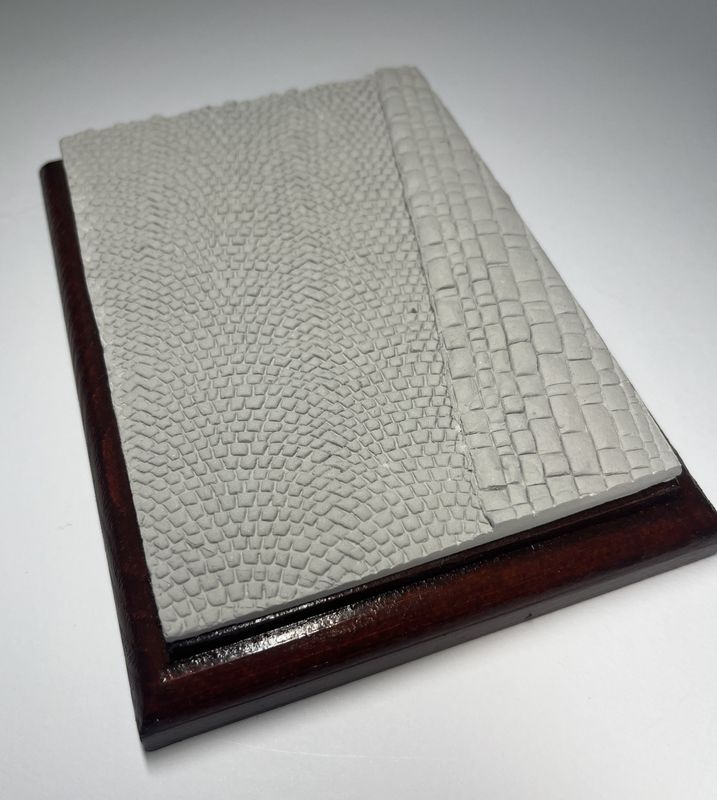 Podstawka dębowa Drewno &amp; Gips – Bruk – Prostokąt S | Mahoń | Frez zaokrąglony