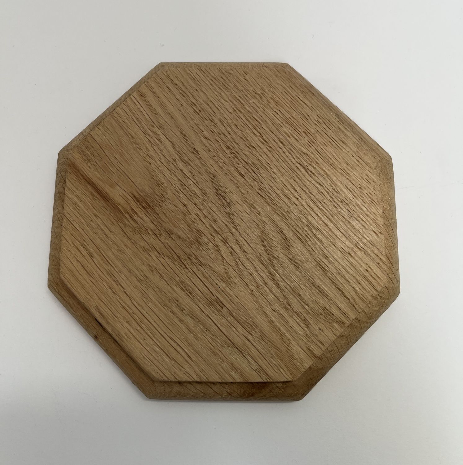 Ośmiokątna podstawka dębowa | Czarny| Frez zaokrąglony