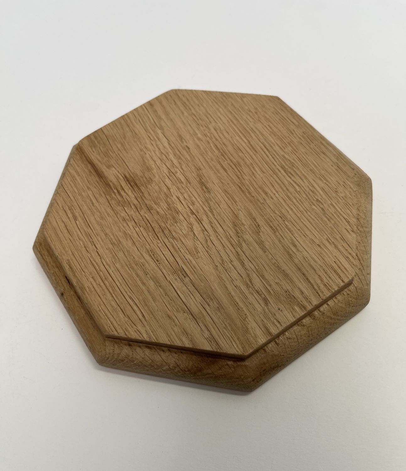 Ośmiokątna podstawka dębowa | Czarny| Frez zaokrąglony