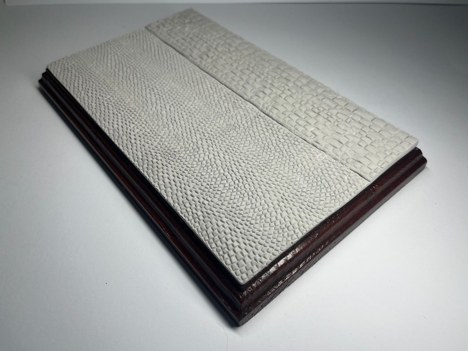 Podstawka dębowa Drewno &amp; Gips – Bruk – Prostokąt L | Mahoń | Frez klasyczny