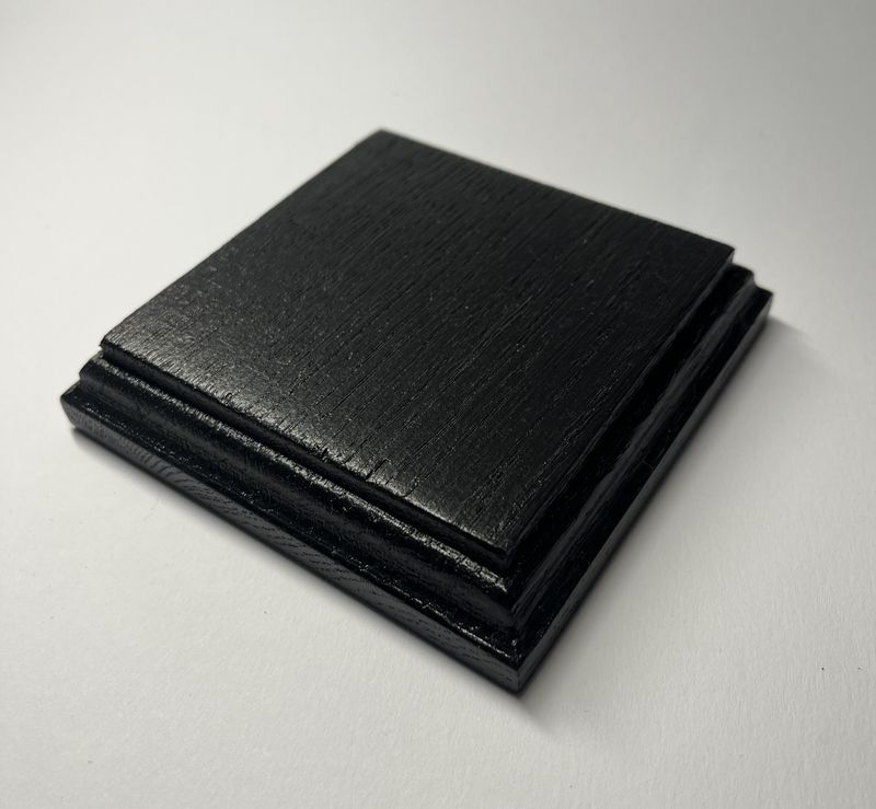 Kwadratowa podstawka dębowa – M | Czarny | Frez klasyczny