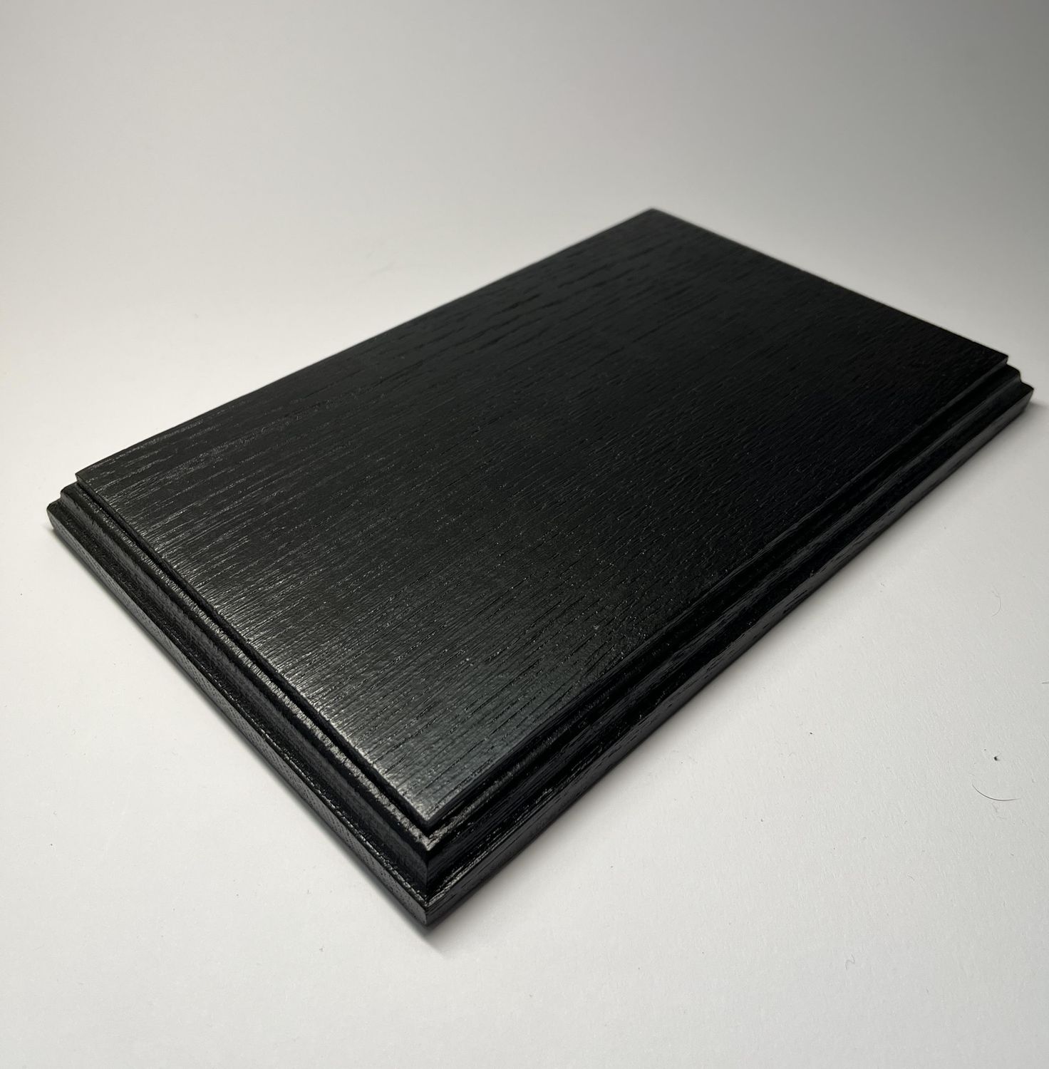 Prostokątna podstawka dębowa – L | Czarny| Frez klasyczny