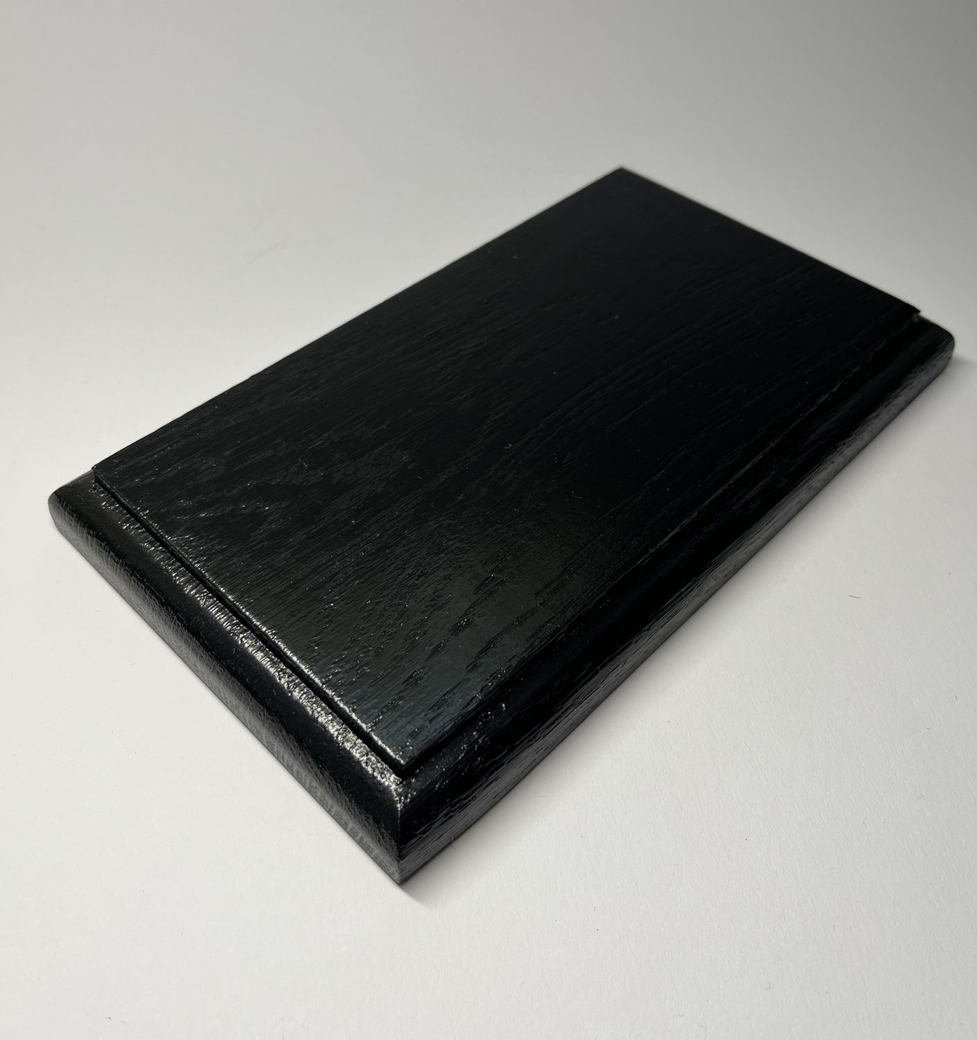 Prostokątna podstawka dębowa – L | Czarny| Frez zaokrąglony