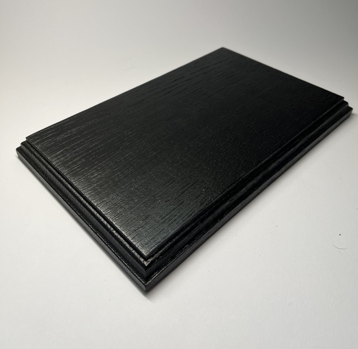 Prostokątna podstawka dębowa – M | Czarny | Frez klasyczny