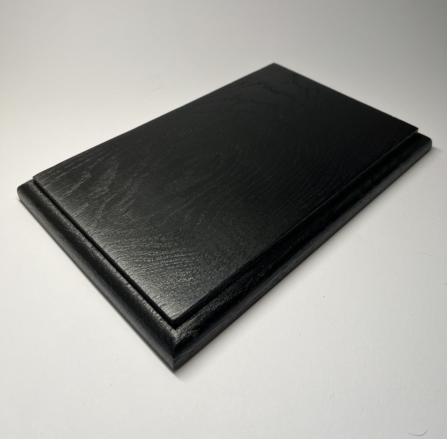 Prostokątna podstawka dębowa – M | Czarny | Frez zaokrąglony