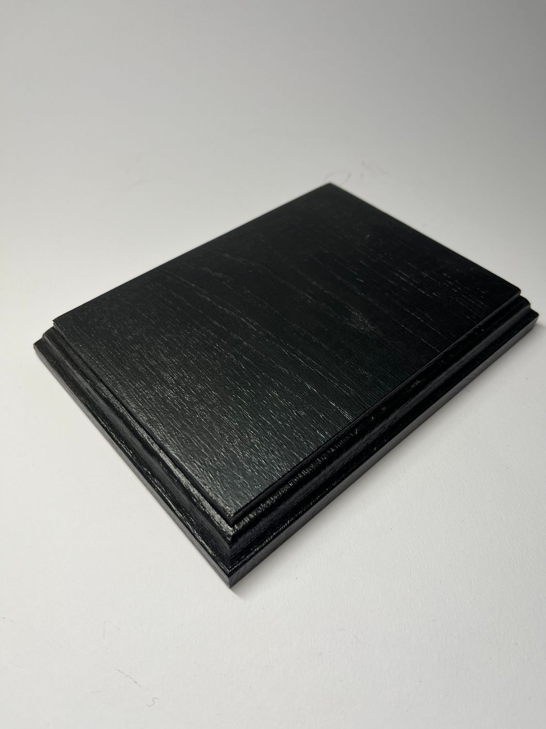 Prostokątna podstawka dębowa – S | Czarny| Frez klasyczny