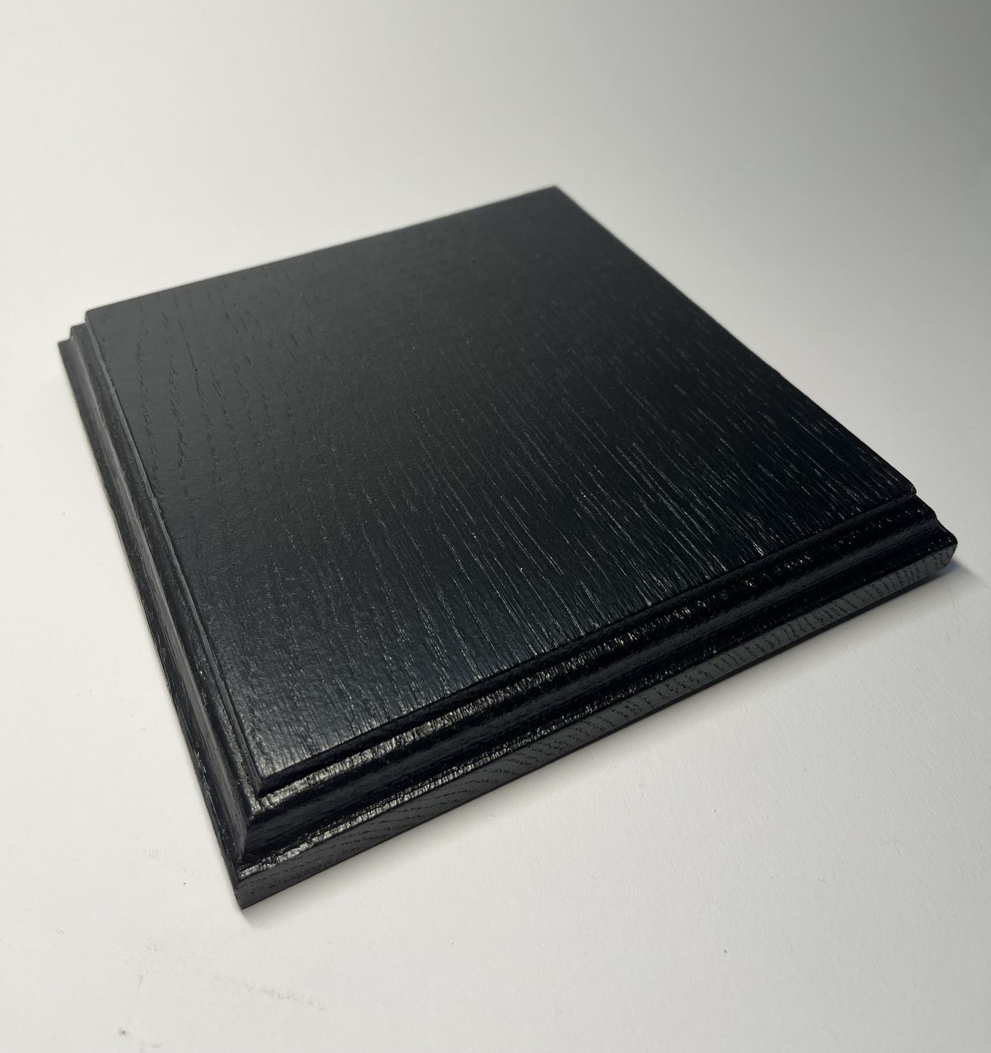 Kwadratowa podstawka dębowa – L | Czarny | Frez klasyczny