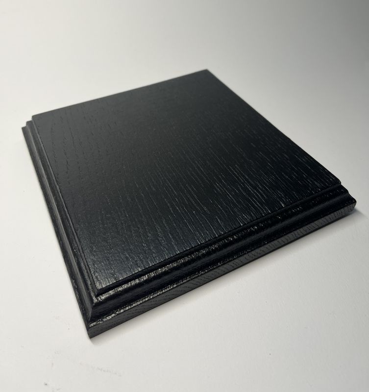 Kwadratowa podstawka dębowa – L | Czarny | Frez klasyczny