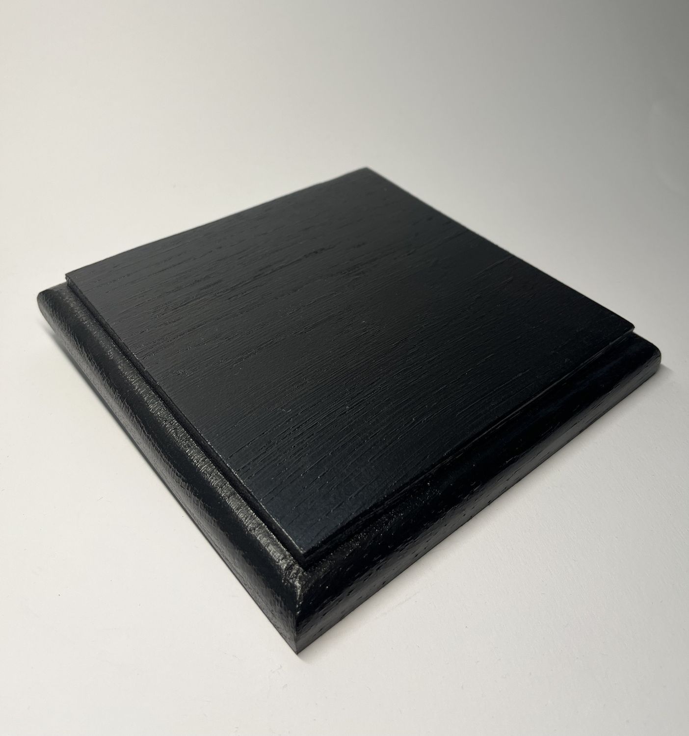 Kwadratowa podstawka dębowa – L | Czarny | Frez zaokrąglony