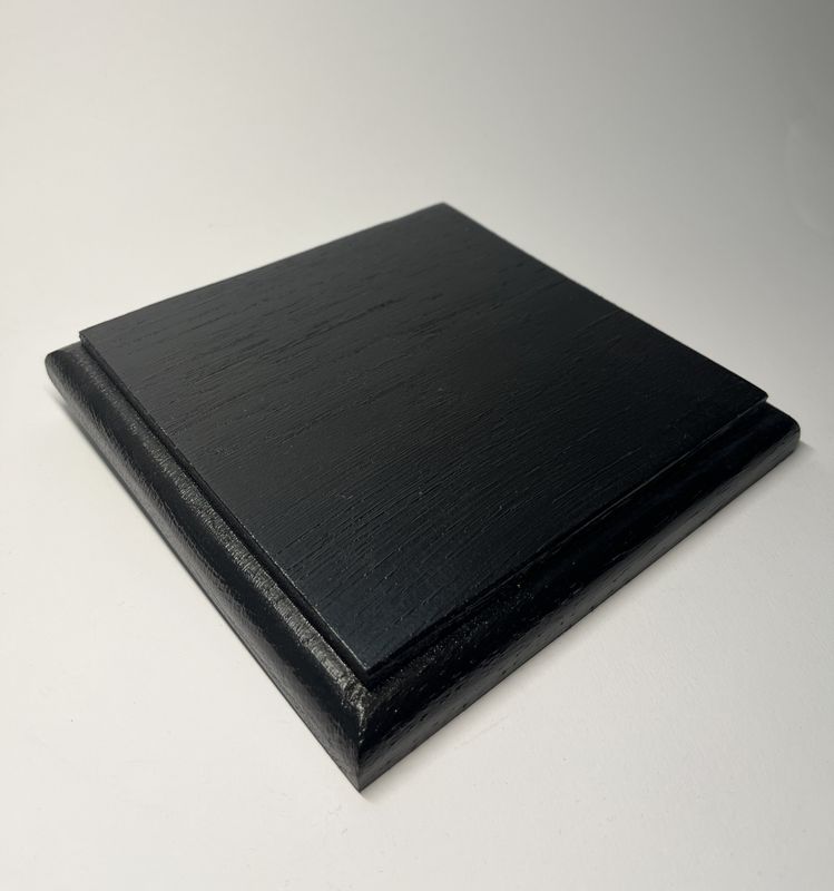 Kwadratowa podstawka dębowa – L | Czarny | Frez zaokrąglony