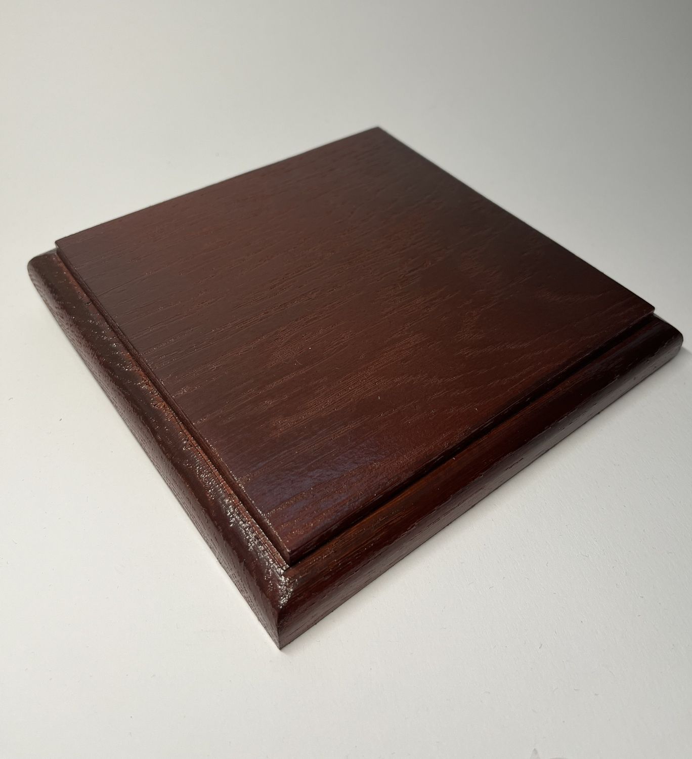 Kwadratowa podstawka dębowa – L | Mahoń | Frez zaokrąglony