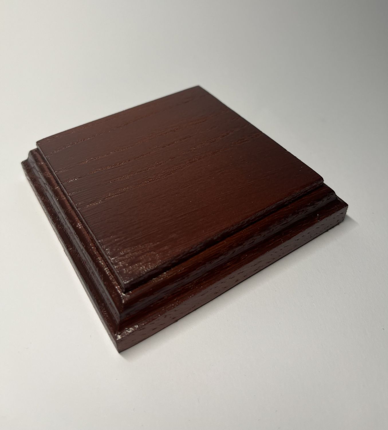 Kwadratowa podstawka dębowa – S | Mahoń | Frez klasyczny