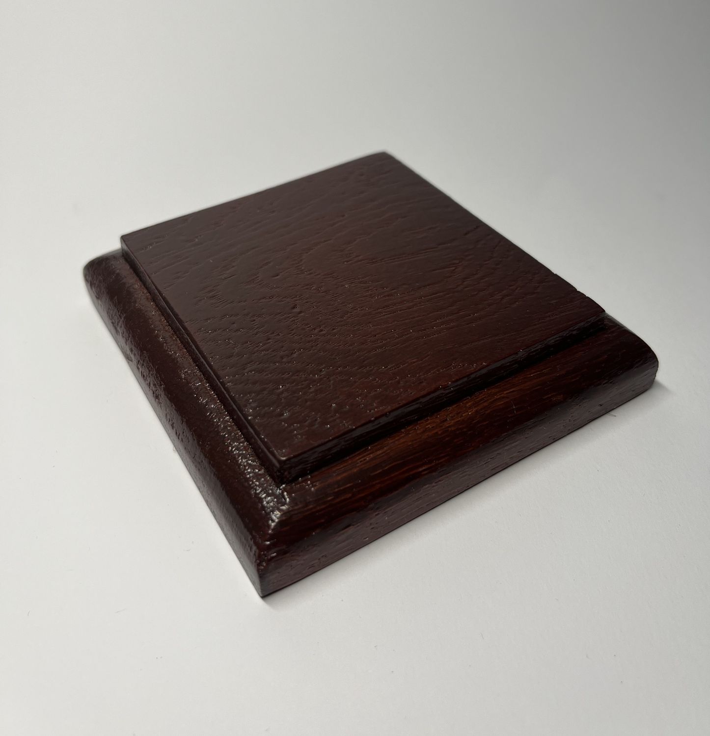 Kwadratowa podstawka dębowa – S | Mahoń | Frez zaokrąglony