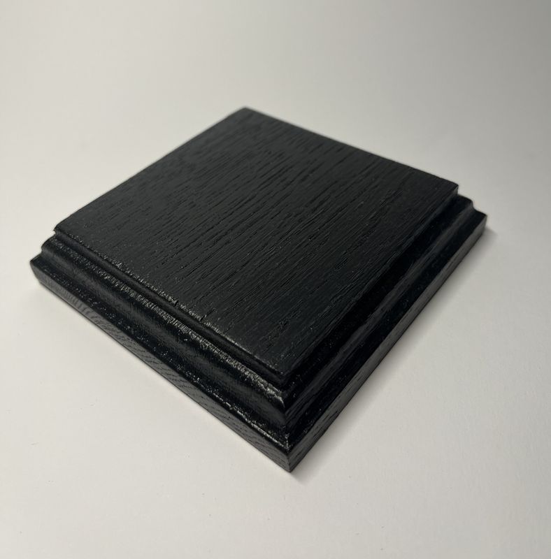 Kwadratowa podstawka dębowa – S | Czarny | Frez klasyczny