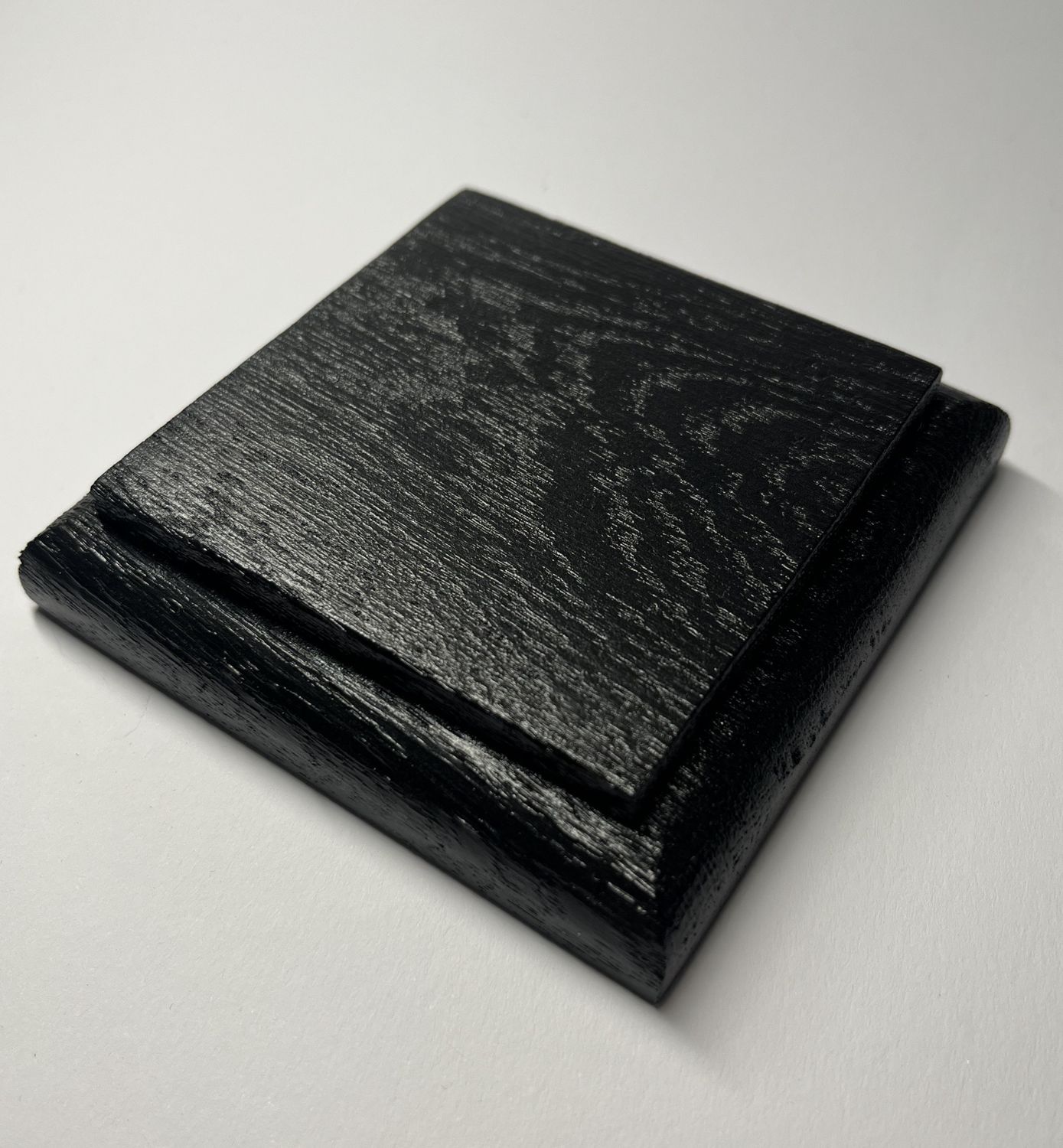 Kwadratowa podstawka dębowa – S | Czarny | Frez zaokrąglony